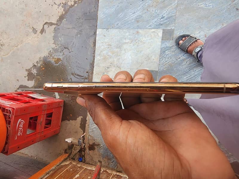 Apple iPhone XS Max 3