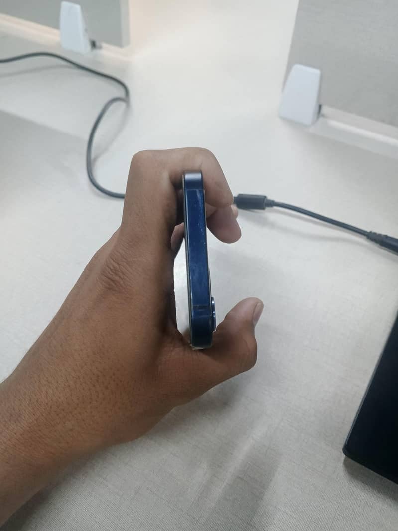 Apple iPhone 12 4