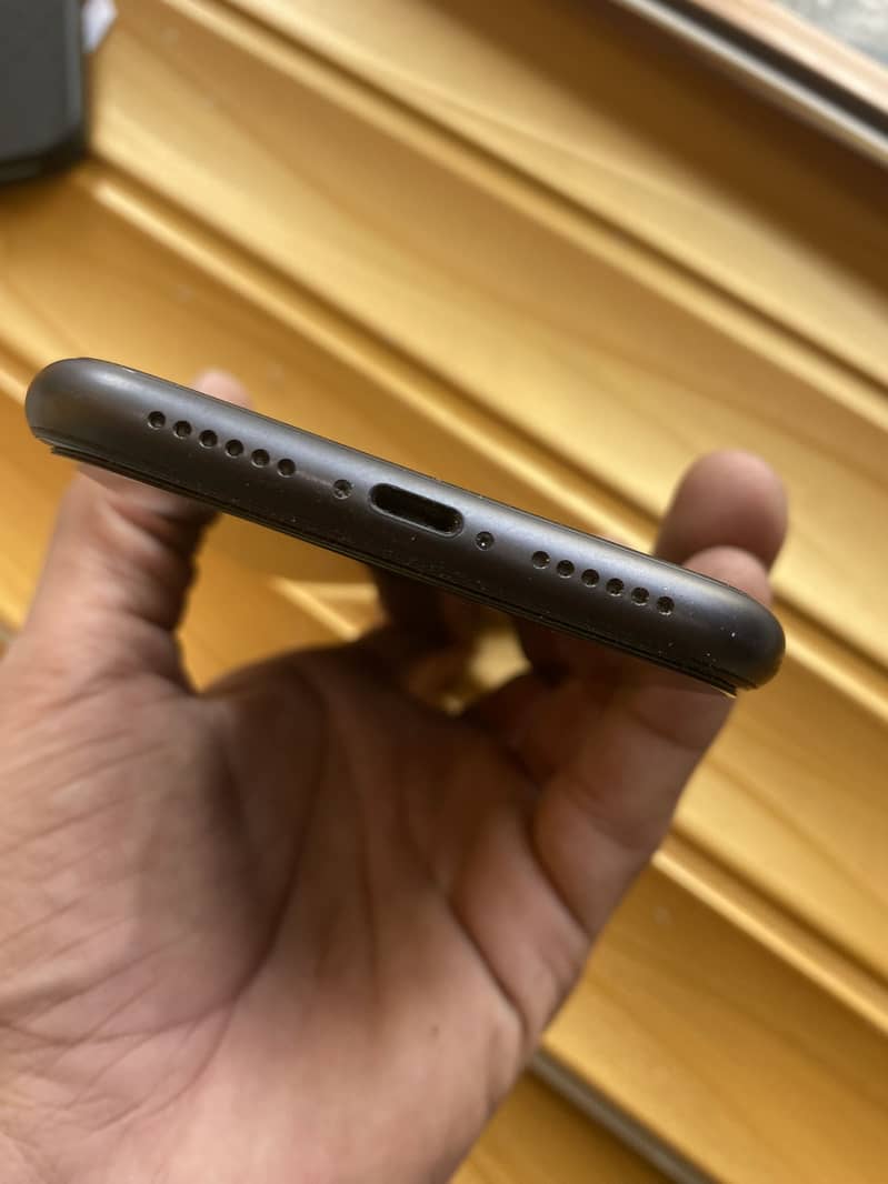 Apple iPhone 11 4