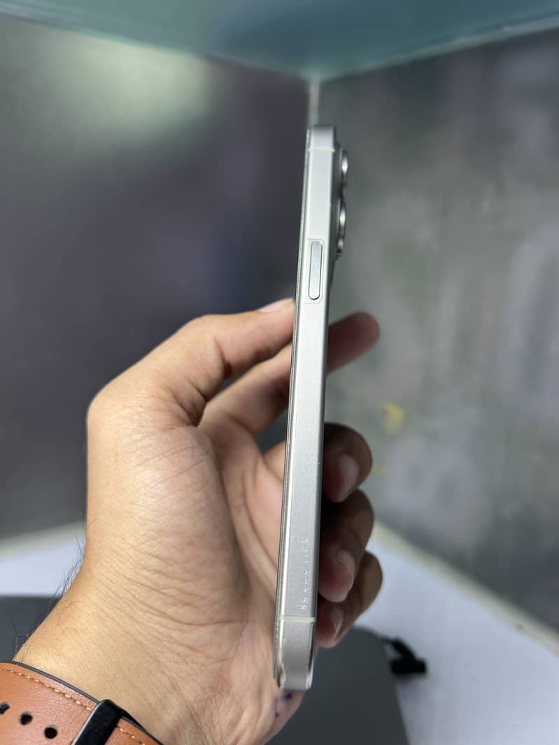 Apple iPhone 15 Pro Max 6
