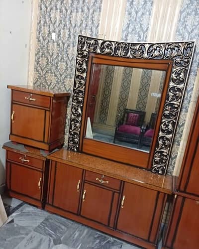 بیڈ ود سائیڈ ٹیبل میٹرس شو کے اس ڈریسنگ ٹیبل