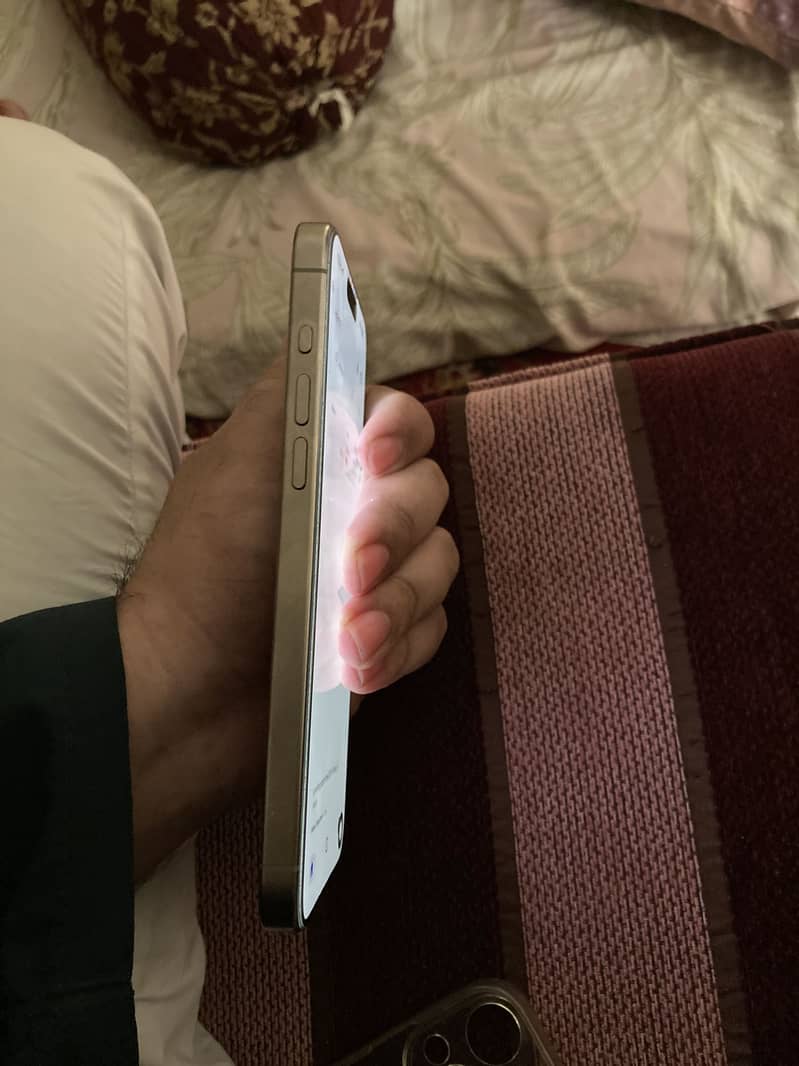 Apple iPhone 15 Pro Max 4
