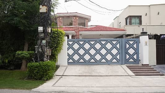 Facing Park 1 Kanal House In DHA Phase 4 - Block CC For sale