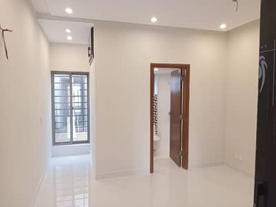 BRAND NEW 5 MARLA FLAT FOR SALE