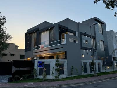 A PRIME LOCATION 13 MARLA CORNER USED HOUSE FOR SALE IN CC BLOCK BAHRIA TOWN LAHORE