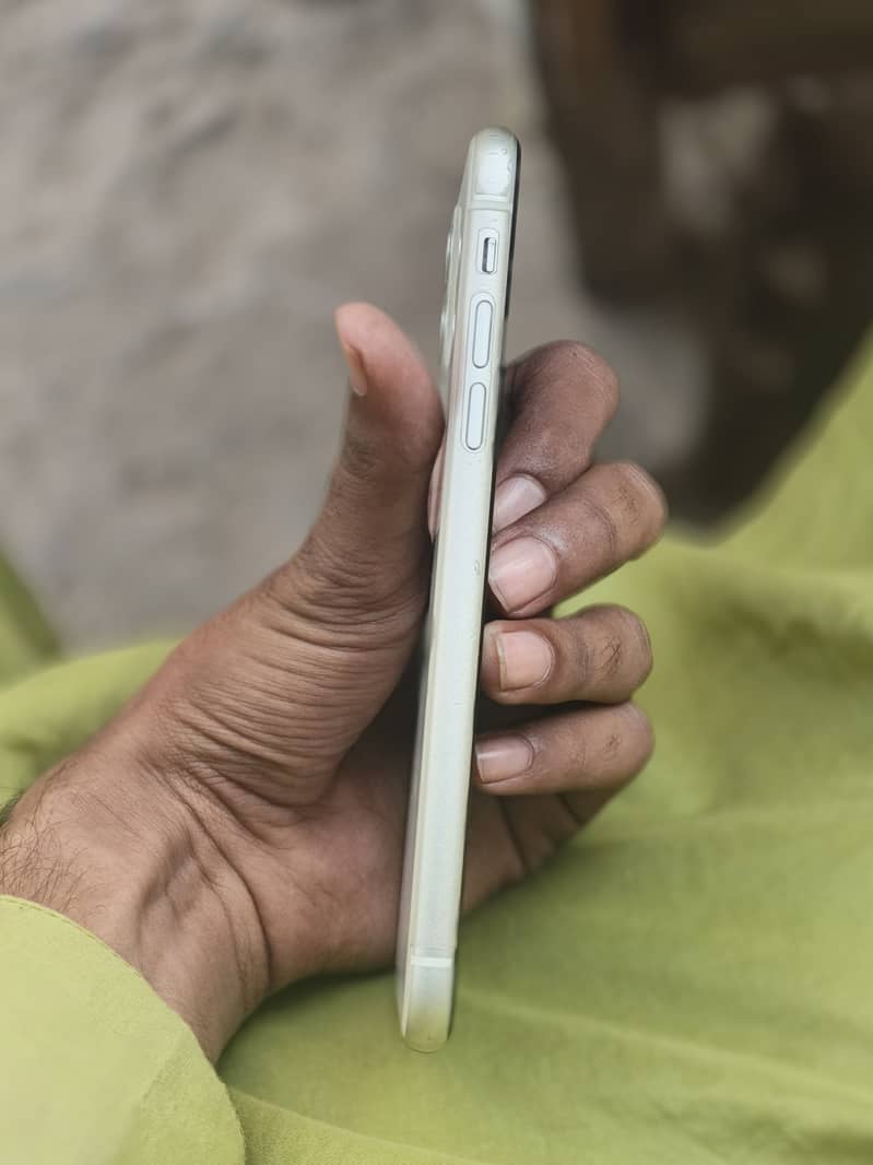 Apple iPhone 11 4