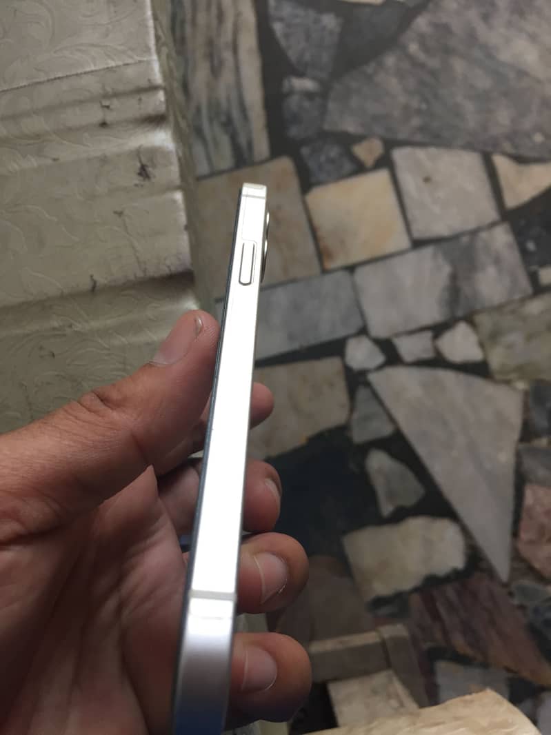 Apple iPhone 12 4