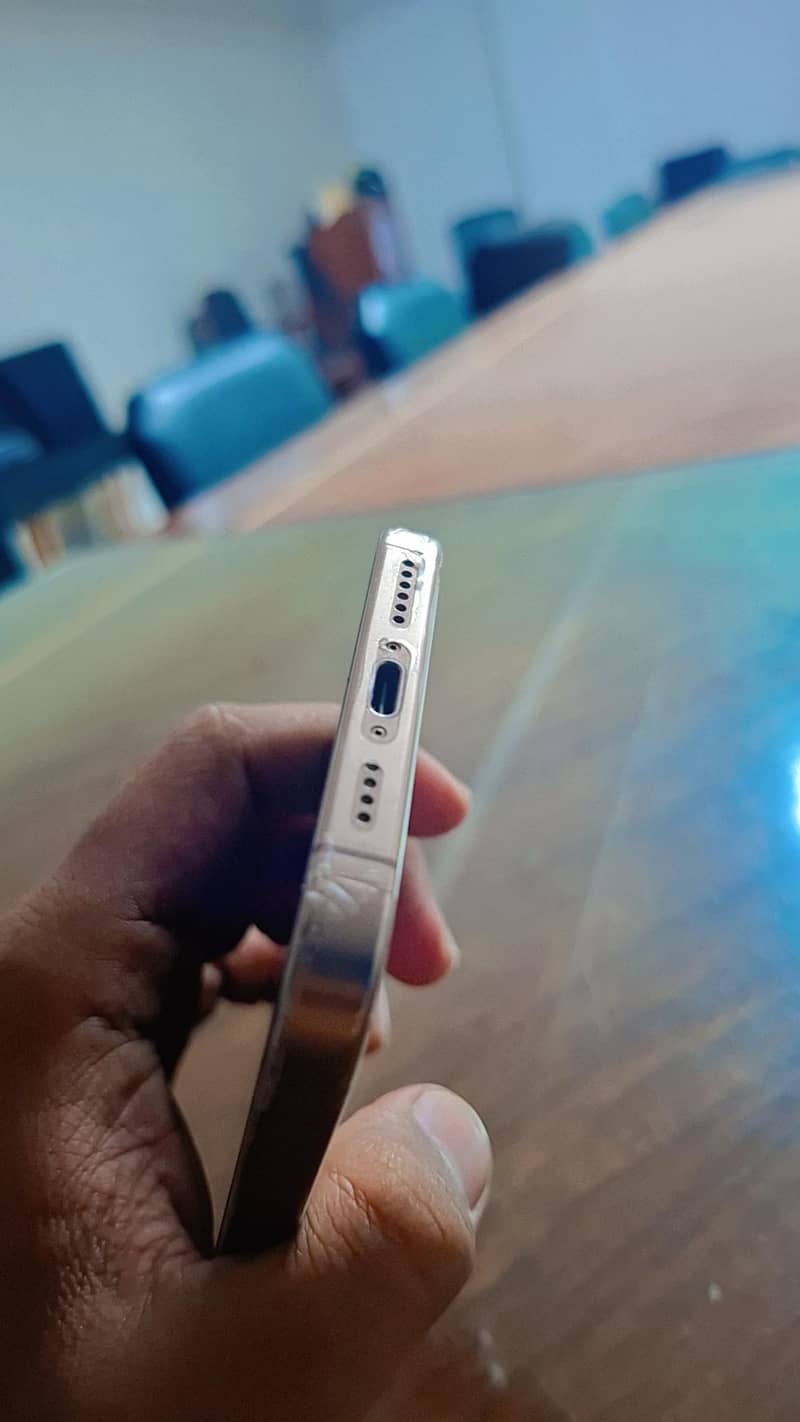 Apple iPhone 16 Pro Max 4