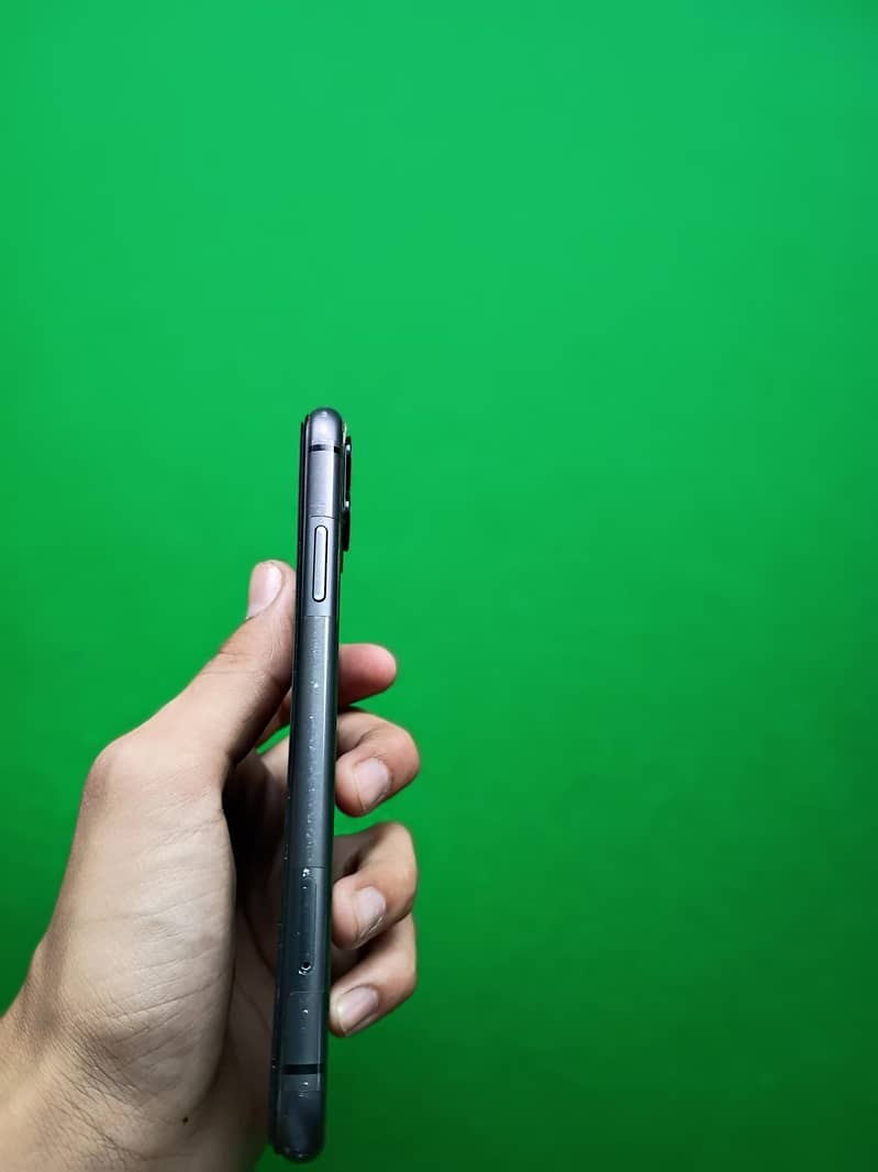 Apple iPhone 11 4
