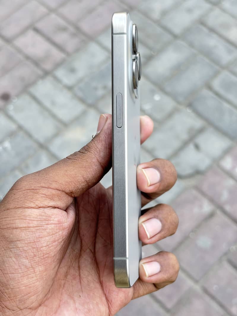 Apple iPhone 15 Pro 3