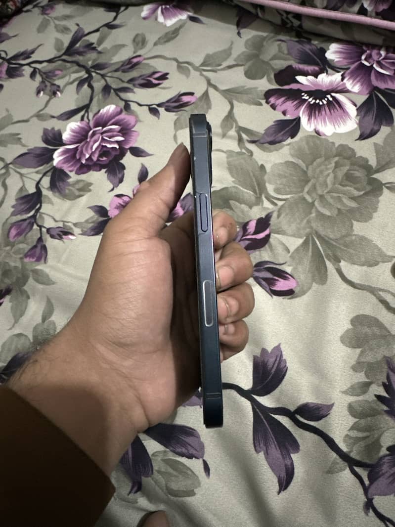 Apple iPhone 13 2