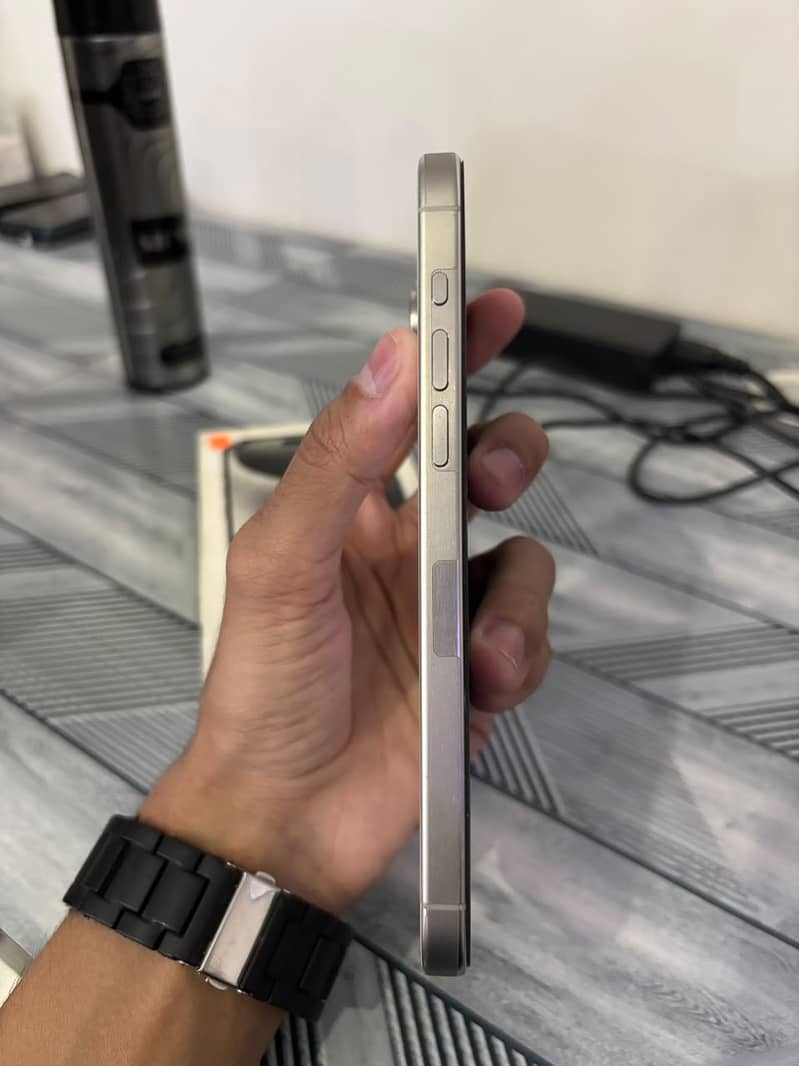 Apple iPhone 15 Pro Max 6