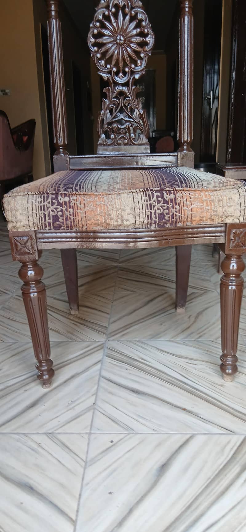 chairs خالص شیشم کی لکڑی کا چنیوٹِی ڈائننگ ٹیبل برائے فروخت 4 6