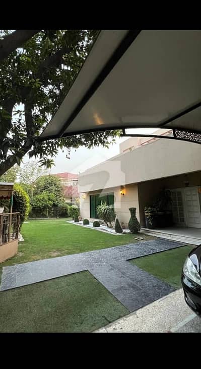 2 Kanal Elegant Bungalow In Phase 1