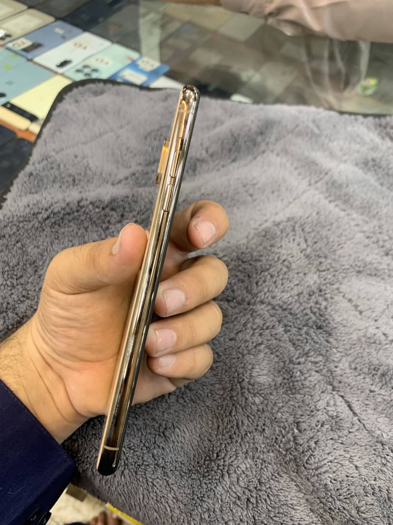 Apple iPhone XS Max 1