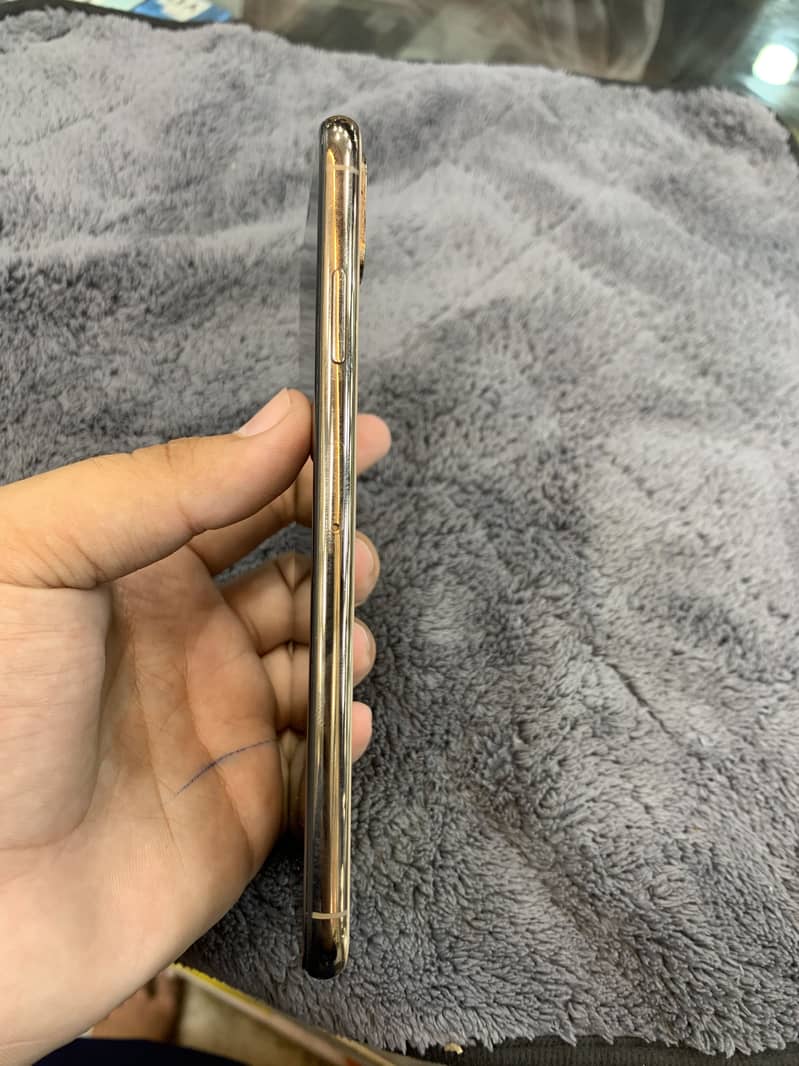 Apple iPhone XS Max 3
