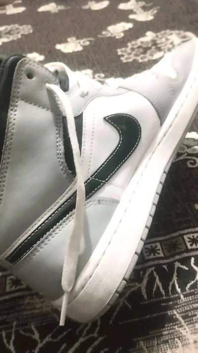 Nike Air Jordan 1 Mid "Light Smoke Grey"