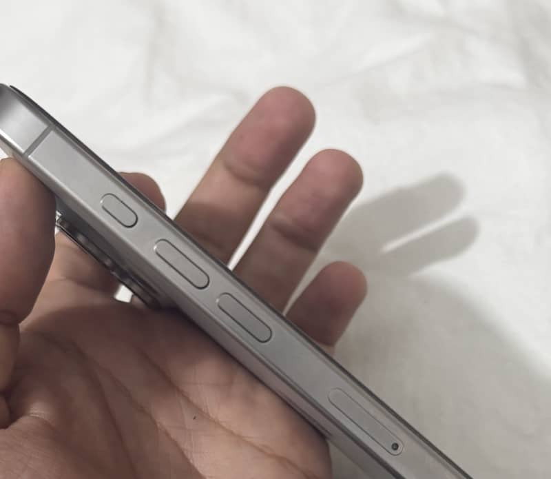 Apple iPhone 16 Pro Max 0