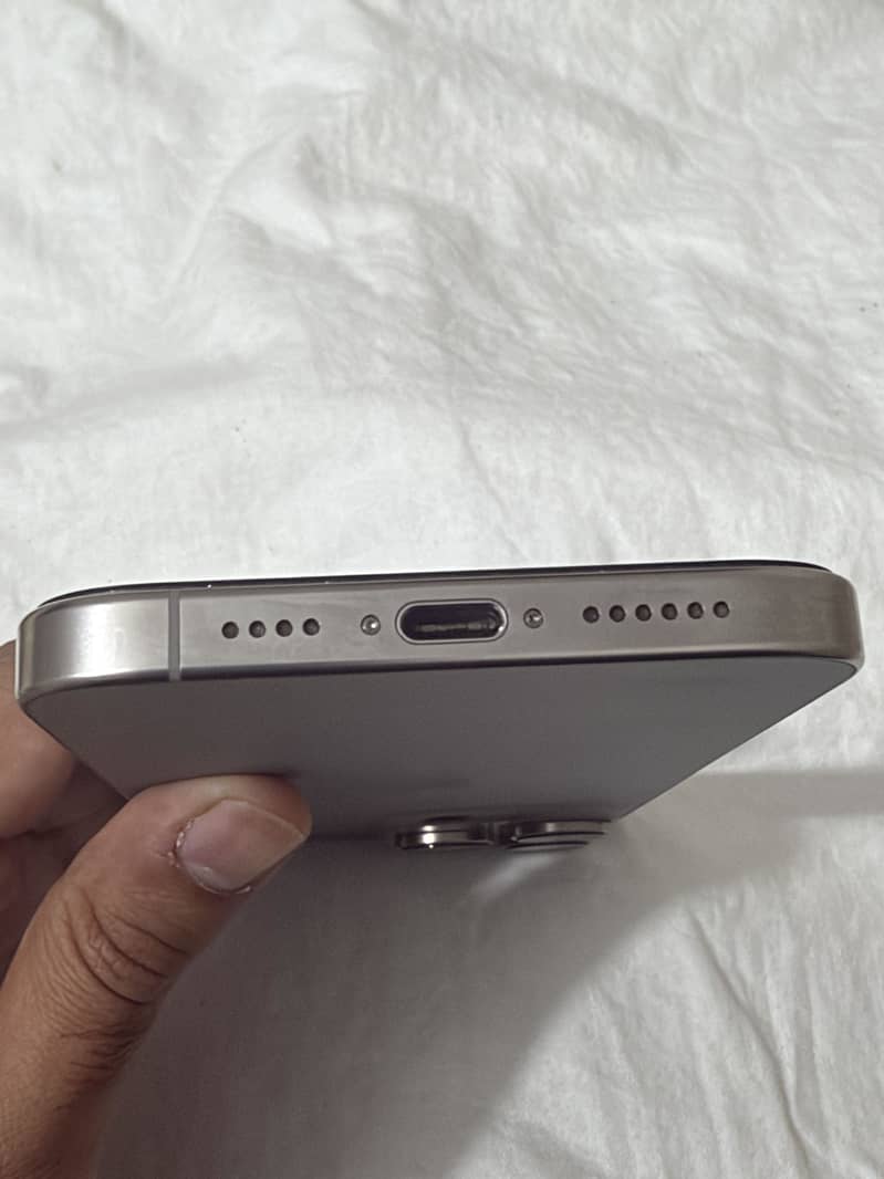 Apple iPhone 16 Pro Max 2