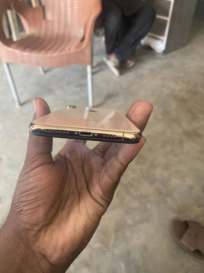 Apple iPhone XS Max 4