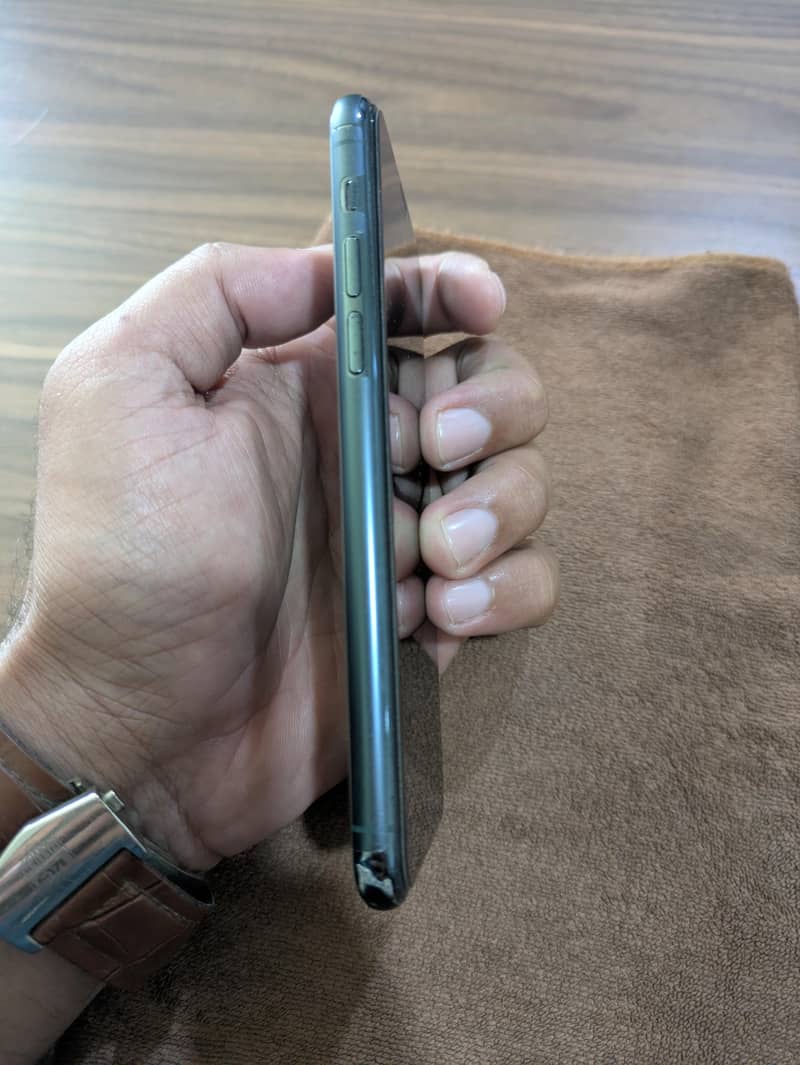 Apple iPhone 11 Pro 4