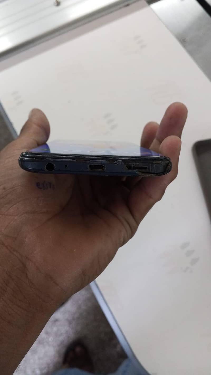 Tecno Spark 8C 4