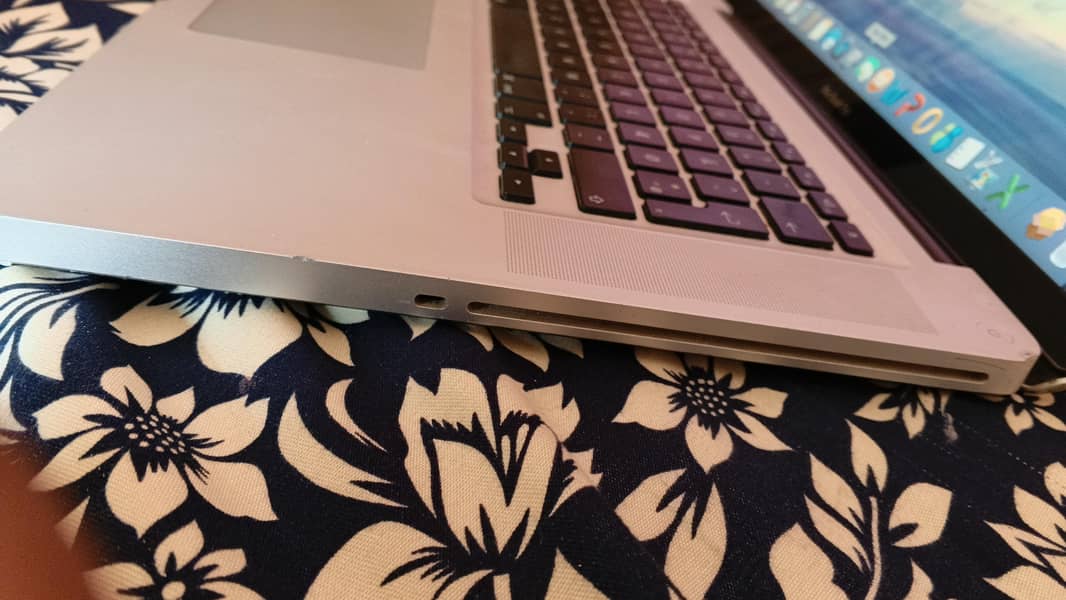 MacBook 4