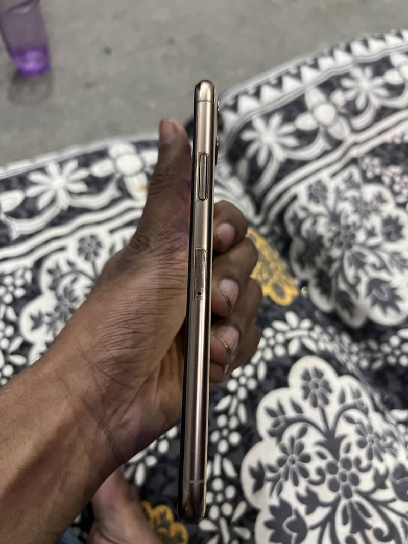 Apple iPhone 11 Pro Max 2