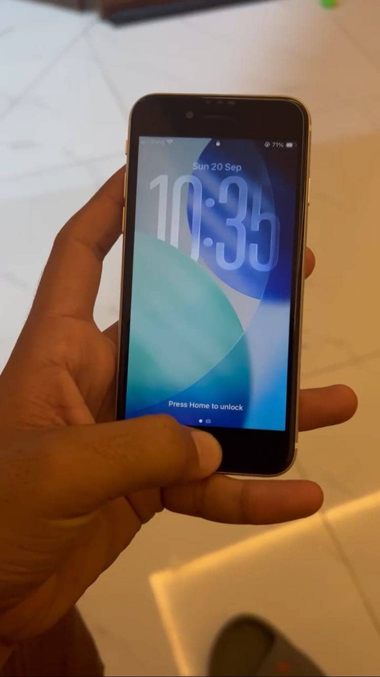 Apple iPhone SE 2022 4