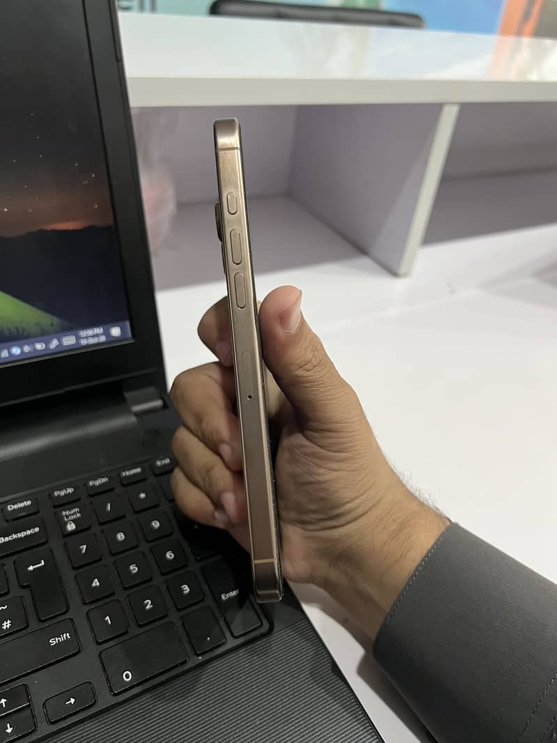 Apple iPhone 16 Pro Max 2