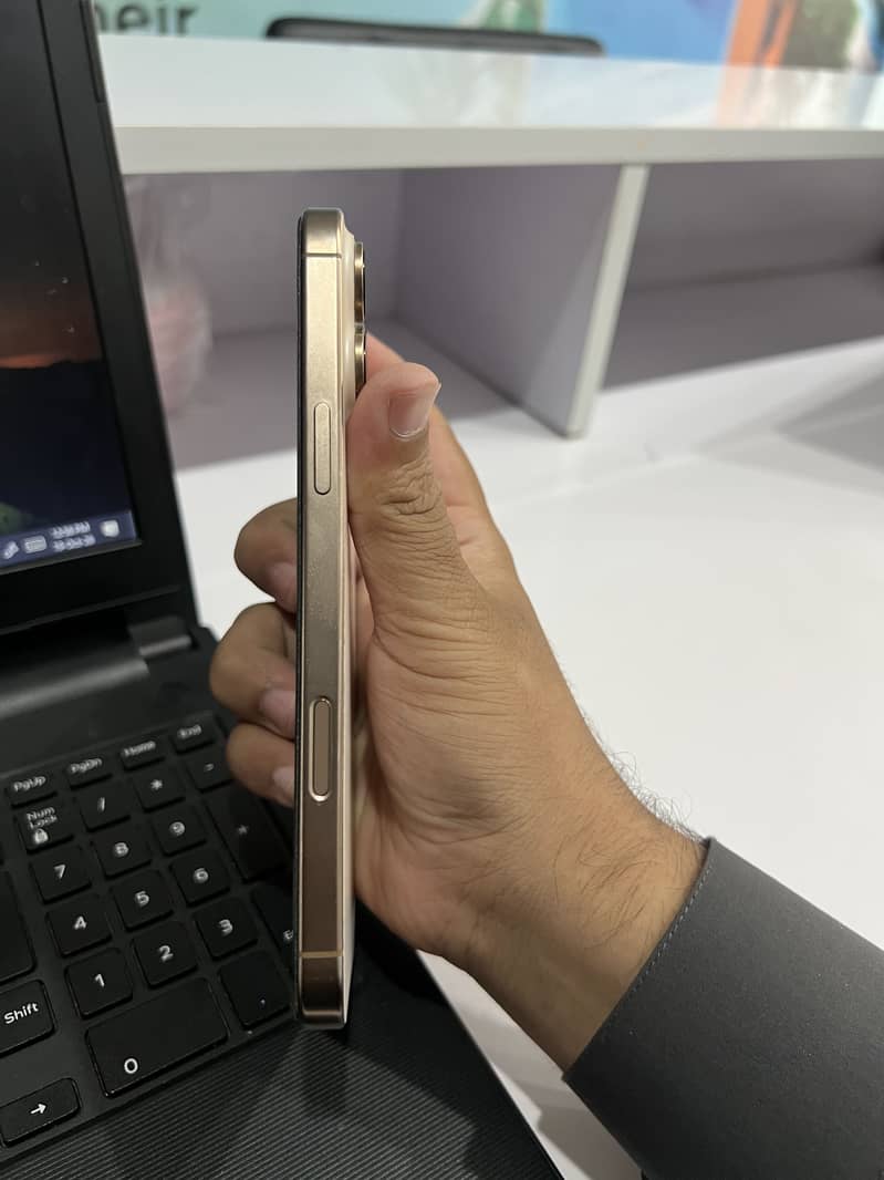 Apple iPhone 16 Pro Max 3