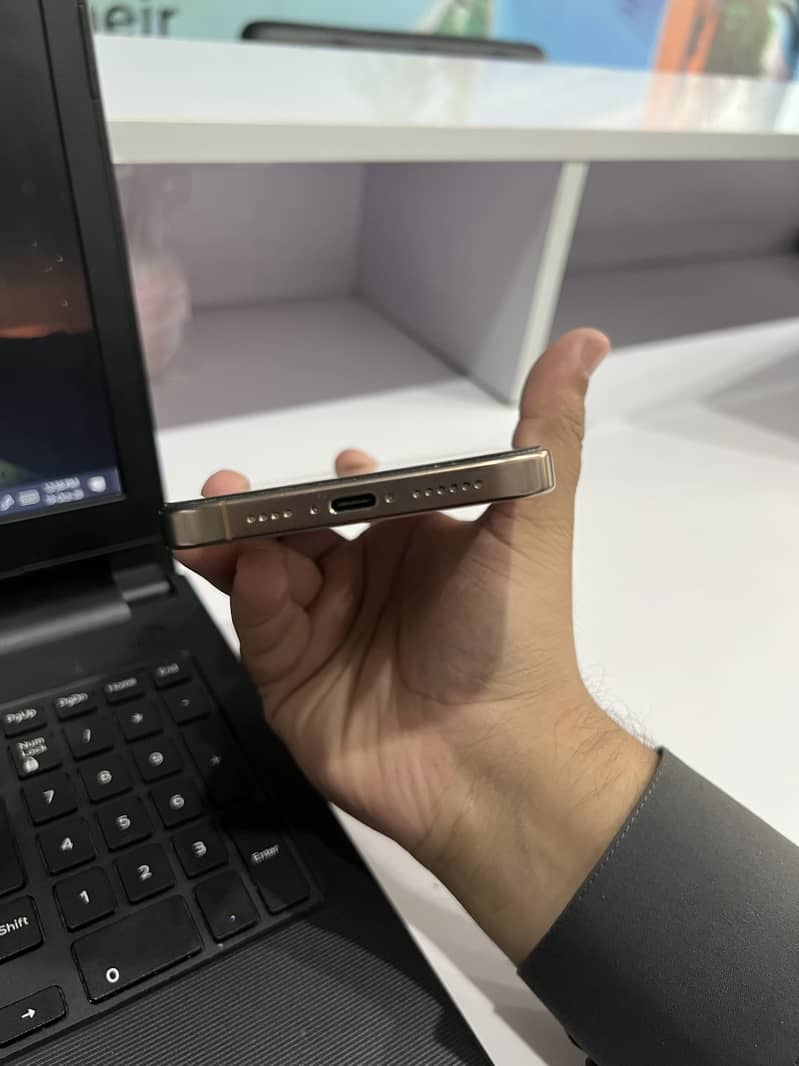 Apple iPhone 16 Pro Max 4