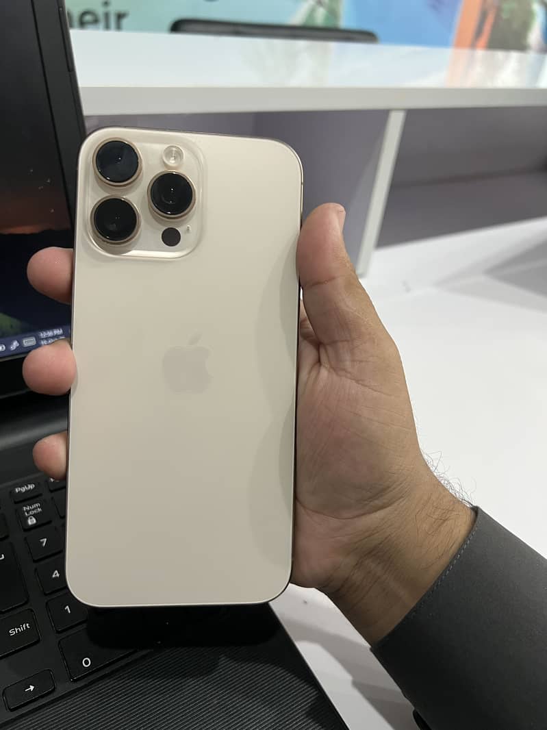Apple iPhone 16 Pro Max 6