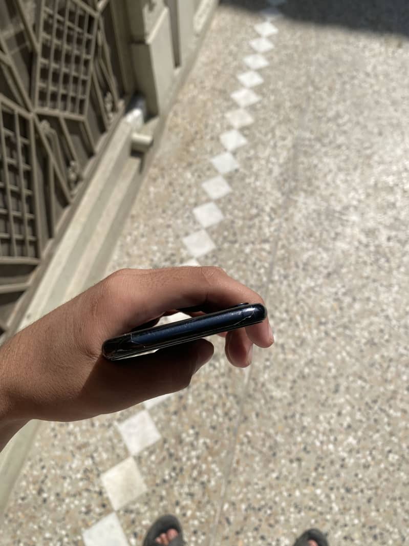 Apple iPhone XS 3