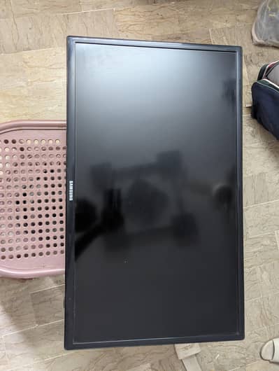 Samsung 32 inch Tv with smart tv box UA32EH4000R (Series 4 LED TV)
