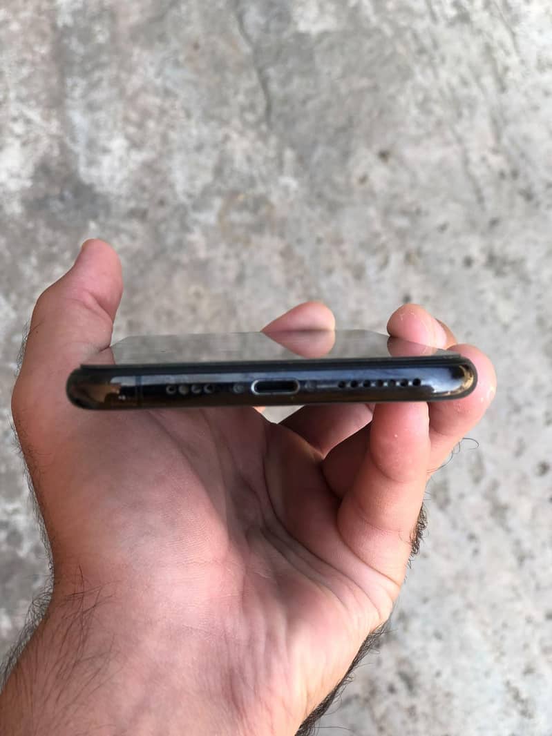 Apple iPhone Xmax 4