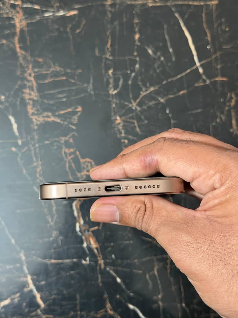 Apple iPhone 16 Pro Max 6