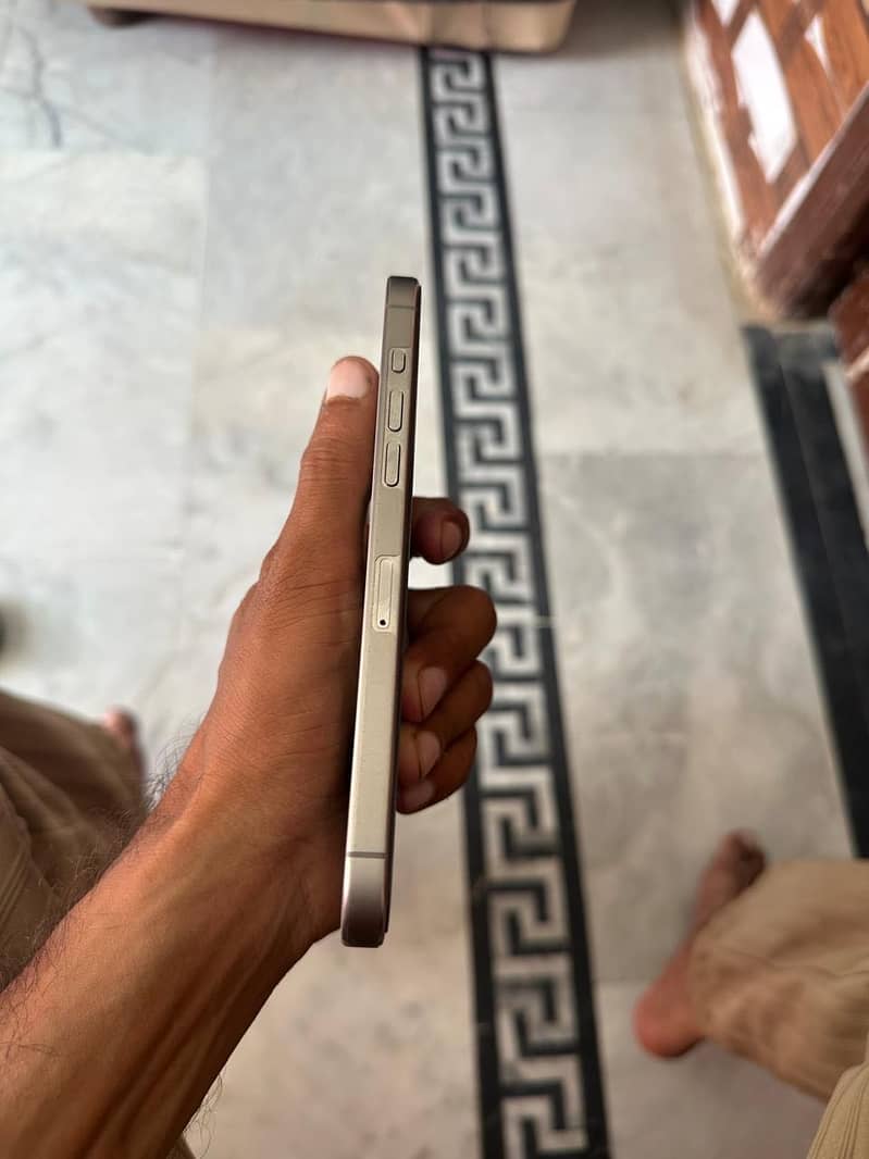 Apple iPhone 15 Pro Max 2