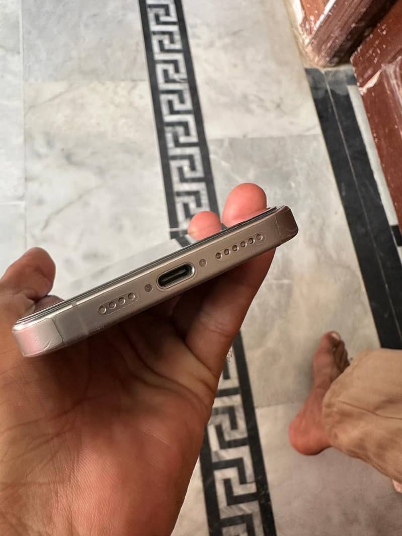 Apple iPhone 15 Pro Max 4