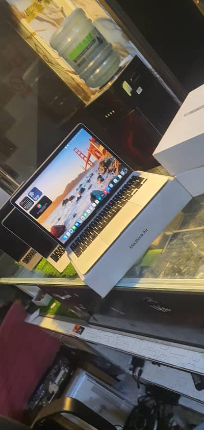Macbook Air m1 :8 gb ram : 512 gb stoarage