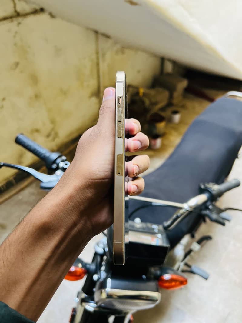 Apple iPhone 12 Pro Max 4