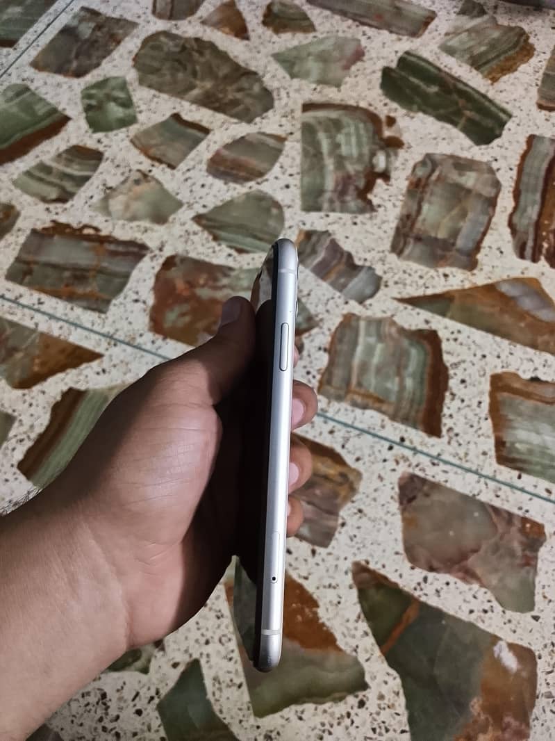Apple iPhone 11 3