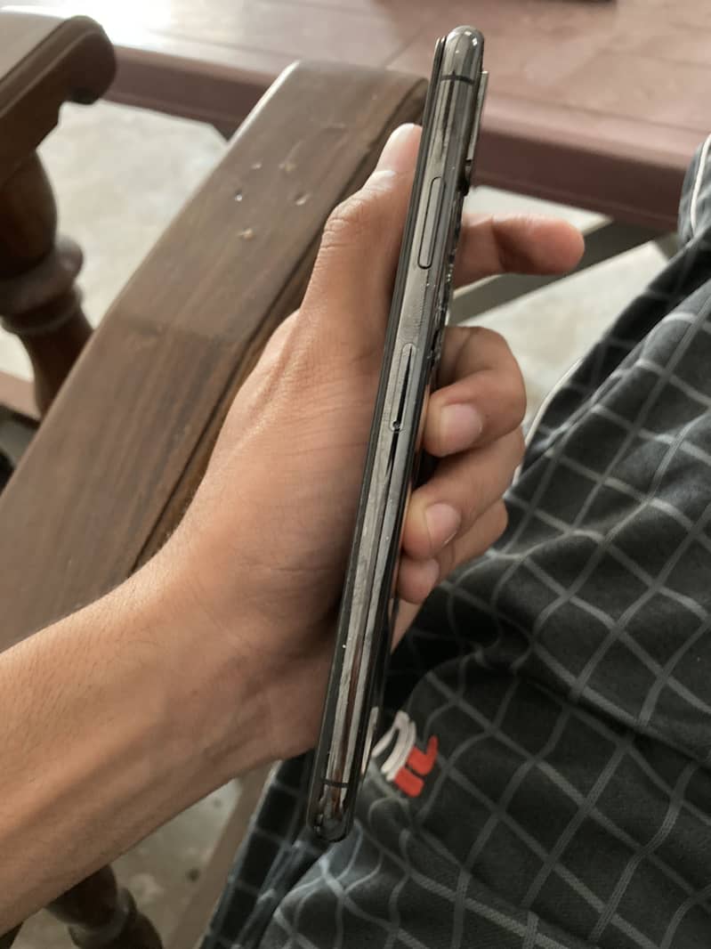 Apple iPhone XS Max 7