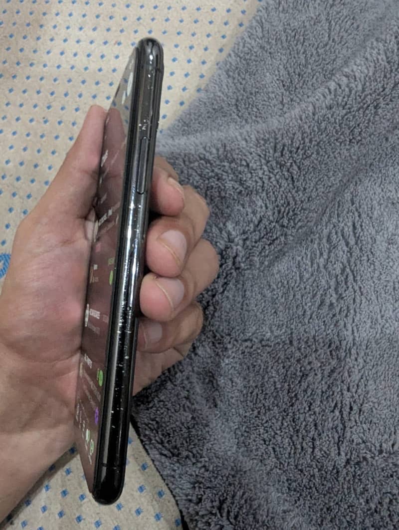 Apple iPhone 11 Pro 4