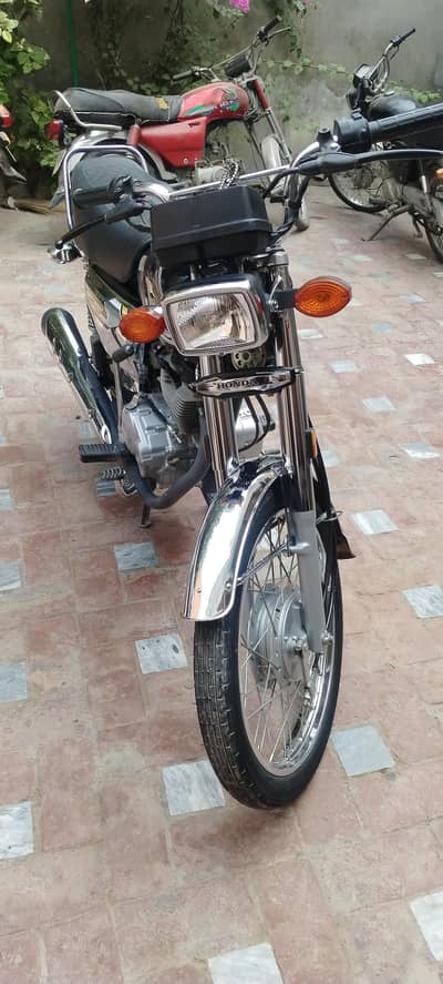 Honda 125 se silver black edition look like brand new