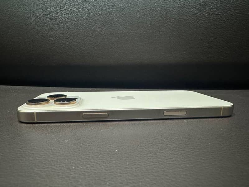 Apple iPhone 16 Pro Max 4