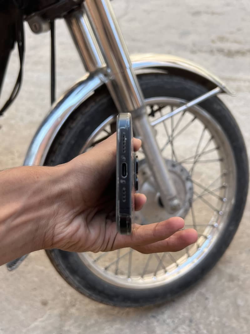 Apple iPhone 15 Pro Max 4