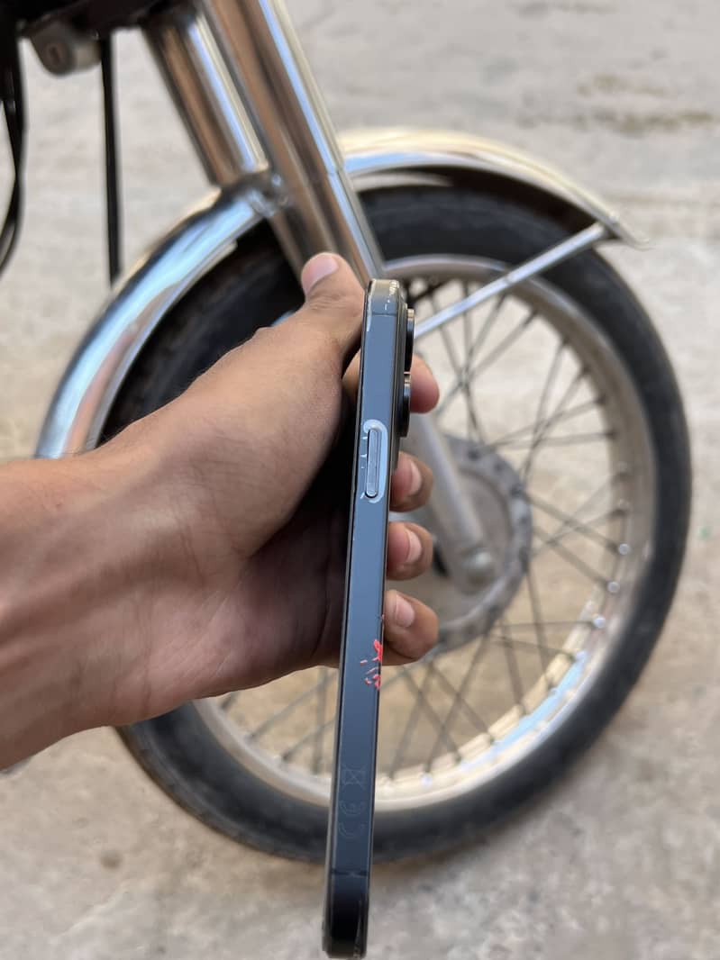 Apple iPhone 15 Pro Max 5