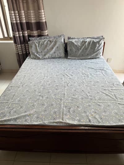 Queen size bed with matress