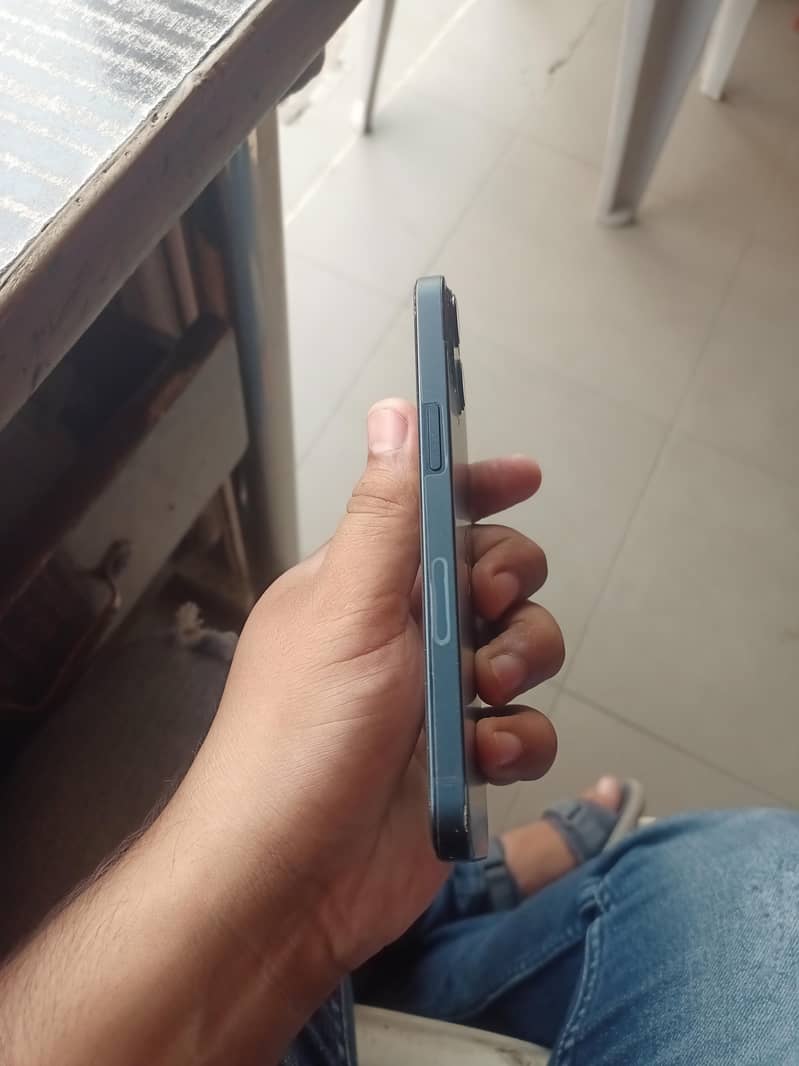 Apple iPhone 13 2